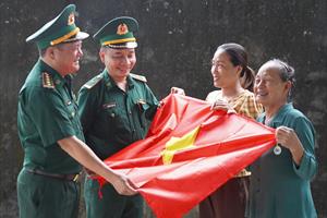 Trao tặng cờ Tổ quốc và móc khóa “đường dây nóng” cho người dân Quảng Trị