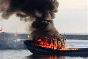 Tàu đánh cá bốc cháy rồi chìm xuống biển, 12 ngư dân may mắn thoát nạn