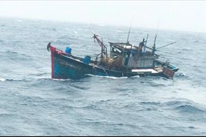 Tìm kiếm 2 thuyền viên mất tích do sóng đánh chìm tàu ở Huế