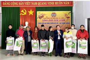 Trao hàng chục suất quà Tết cho người nghèo ở TT- Huế
