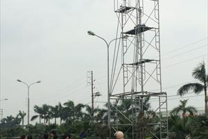 Hà Nam: Lắp đèn chiếu sáng, nhân viên bảo vệ bị điện giật tử vong