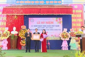 Trường TH&THCS Hoàng Châu đón nhận Bằng khen của Thủ tướng Chính phủ
