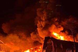 Hà Nội: Kho xưởng đệm mút rộng 2.000m2 cháy ngùn ngụt trong đêm