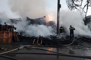 Xưởng gỗ cháy lớn lan sang gara ô tô, 6 người mắc kẹt bên trong