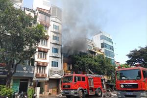 Bốn người thoát nạn trong vụ cháy cửa hàng khung tranh trên phố cổ Hà Nội