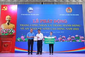Nutifood và Quỹ Phát triển tài năng Việt tặng quà cho công nhân Bình Dương