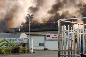 Cháy dữ dội tại Công ty bánh gạo One-One ở Huế