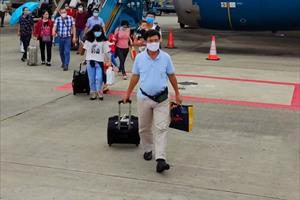 Hơn 230 công nhân diện ưu tiên ở TP.HCM lên máy bay về quê Nghệ An