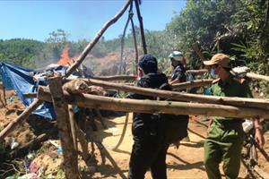 Đốt, phá hủy nhiều lán trại, phương tiện phục vụ khai thác vàng trái phép tại Bồng Miêu
