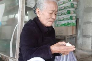 TT - Huế: Bà cụ 83 tuổi – người gìn giữ, “cải tiến” món mứt sắn