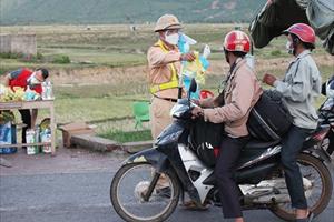 CSGT Hà Tĩnh tặng bánh mì, nước uống cho người dân đi xe máy về quê