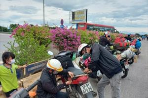 Nghệ An bố trí xe trung chuyển đón lao động về quê bằng xe máy