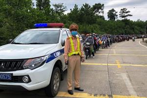Công an tỉnh Quảng Nam dẫn đường cho người từ các tỉnh phía Nam về quê