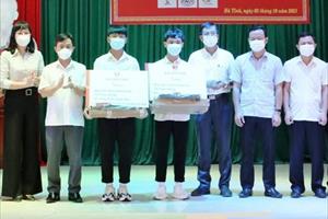 Sinh viên ở Làng trẻ mồ côi Hà Tĩnh được trao học bổng khi đỗ Đại học Huế