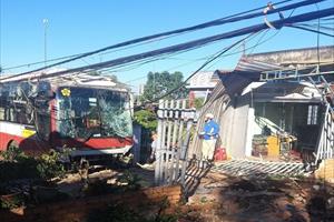 Lâm Đồng: Xe khách giường nằm mất lái tông thủng nhà dân hư hại nhiều tải sản 
