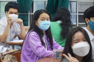 Học sinh lớp 12 ở TP Đà Nẵng đến trường sau hơn 9 tháng học trực tuyến
