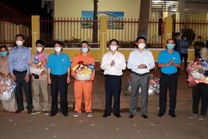 Bí thư Tỉnh ủy Đắk Lắk thăm hỏi, tặng quà công nhân môi trường trong đêm giao thừa