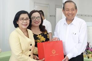 Phó Thủ tướng Trương Hòa Bình tặng quà trẻ khuyết tật tỉnh Quảng Ngãi 