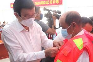 Nguyên Chủ tịch nước Trương Tấn Sang tặng áo phao cứu sinh cho ngư dân Phú Yên