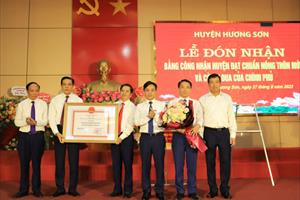 Hương Sơn đón Bằng công nhận huyện đạt chuẩn nông thôn mới