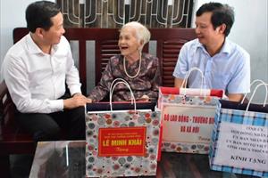 Phó Thủ tướng Lê Minh Khái thăm, tặng quà người có công tại TT- Huế