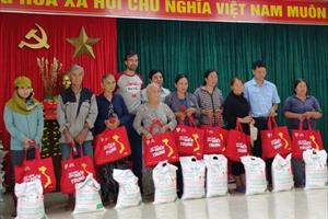 Heineken Việt Nam trao quà cứu trợ cho người dân miền Trung