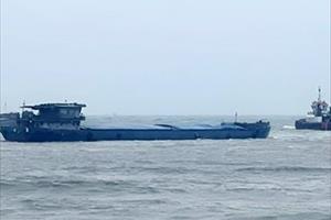 Giải cứu tàu chở hàng tải trọng lớn mắc cạn trên biển Vũng Áng