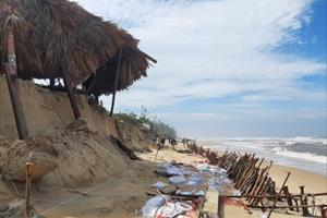 TT - Huế: 14 km đường bờ biển bị xói lở nặng do bão số 9