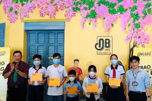 Quỹ Phát triển Tài năng Việt trao học bổng cho học sinh giỏi vượt khó