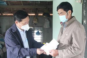 Phú Yên trao tiền hỗ trợ cho các gia đình có người chết do lũ cuốn trôi