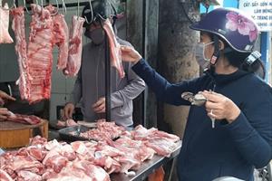 Giá lợn hơi chạm đáy, vì sao giá thịt lợn đến tay người tiêu dùng vẫn cao?