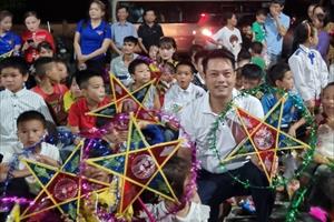 CLB Tennis báo chí Nghệ An mang Trung thu đến với trẻ em bản nghèo Pá Hạ