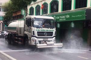 Tưới nước rửa đường hạ nhiệt ngày cao điểm nắng nóng tại Hà Nội