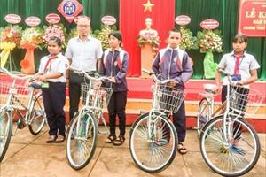Tập đoàn TNG Holdings Vietnam trao tặng xe đạp cho học sinh nghèo tại Gia Lai 