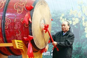 Chủ tịch nước đánh trống tại Đền Hùng phát động Tết trồng cây