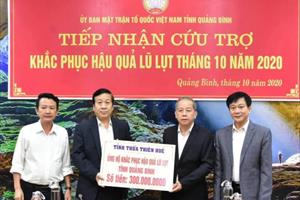 TT - Huế: Trao 300 triệu đồng ủng hộ đồng bào ở tỉnh Quảng Bình bị thiệt hại do lũ lụt