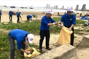 Đà Nẵng ra quân làm sạch môi trường biển, khởi động du lịch hè