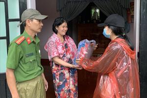 Nhiều nhà hảo tâm gửi quà cho người dân bị ngập lụt ở Thừa Thiên - Huế