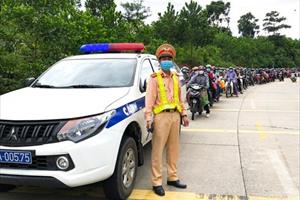 CSGT Quảng Nam dẫn đường cho hơn 1.800 người từ các tỉnh phía Nam về quê