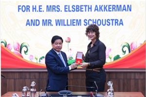 Bộ NN-PTNT trao kỷ niệm chương cho Đại sứ Hà Lan tại Việt Nam Elsbeth Akkerman