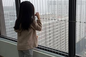 Cách nào bảo đảm an toàn cho trẻ ở chung cư cao tầng?