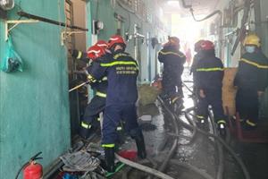 Xưởng inox gần cây xăng cháy dữ dội, 8 phòng trọ bị cháy lan