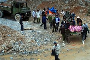 Quảng Ninh: Bị đá rơi vào người, 2 công nhân tử vong