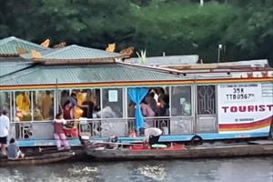 TT - Huế: Rải vàng mã trên sông Hương, 2 chủ thuyền bị phạt 8 triệu đồng