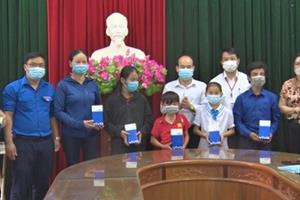 Agribank Hương Khê và Hội LHPN huyện hỗ trợ điện thoại thông minh cho 6 học sinh