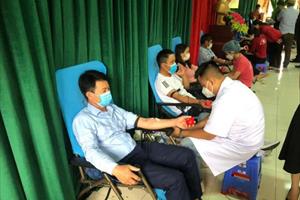 Hơn 900 tình nguyện viên tham gia hiến máu ở Nghệ An