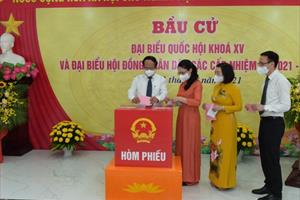 Phó Thủ tướng Lê Văn Thành cùng phu nhân bỏ phiếu bầu cử tại Hải Phòng