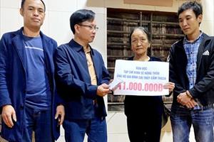 Trao 11 triệu đồng cho gia đình chị Phạm Thị Thủy có hoàn cảnh khó khăn