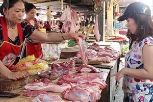 Giá lợn hơi giảm mạnh: Người chăn nuôi và người tiêu dùng đều không được hưởng lợi