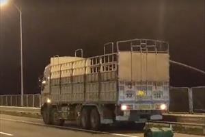 Quảng Ninh: Xe tải ngang nhiên bốc xếp hàng trên cao tốc Hạ Long - Hải Phòng